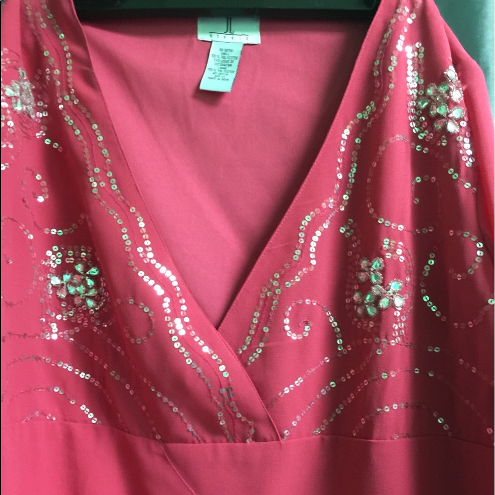 💗💕💓Beautiful pink slightly beaded blouse.